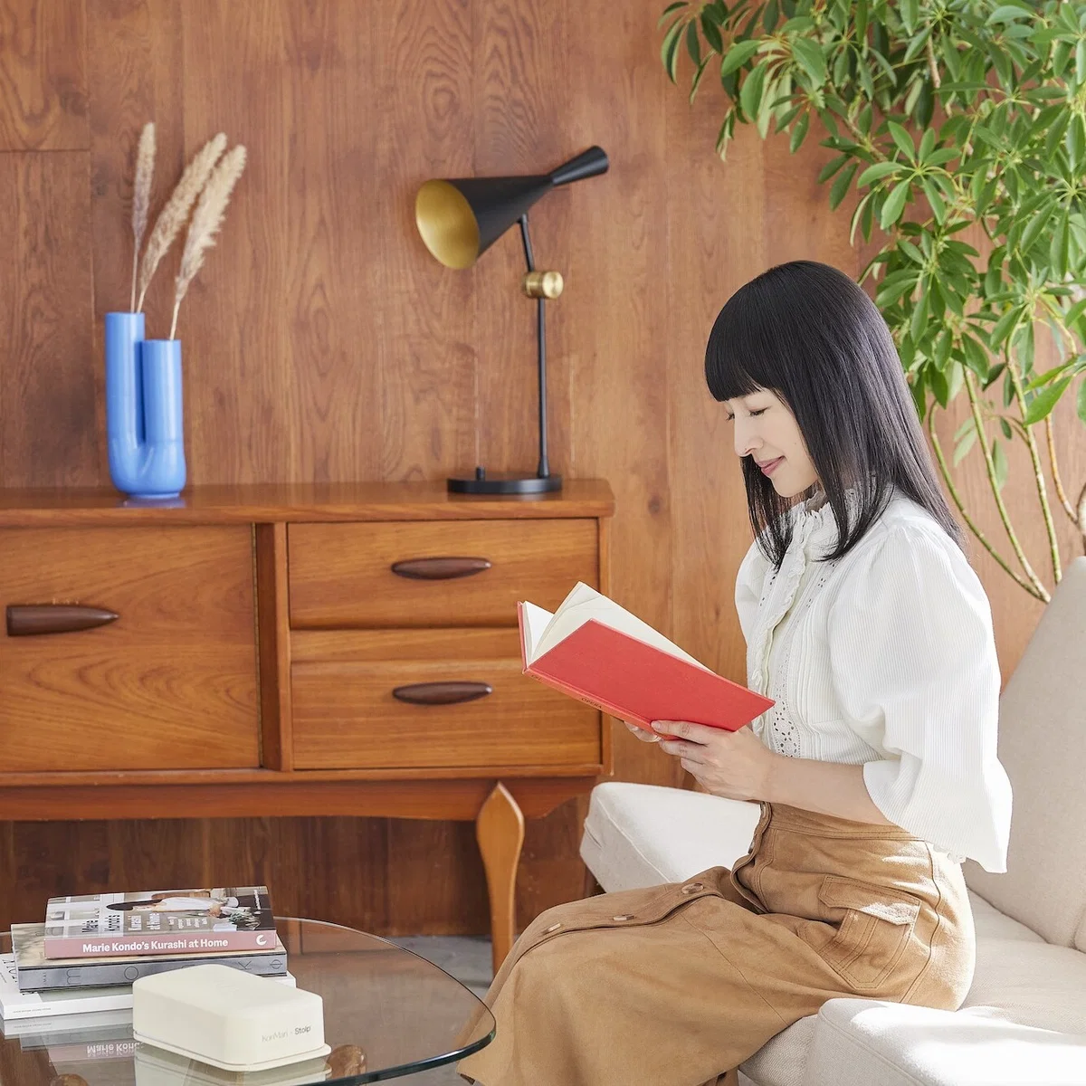 Marie Kondo reading in a calm, tidy room with the Stolp box on the table